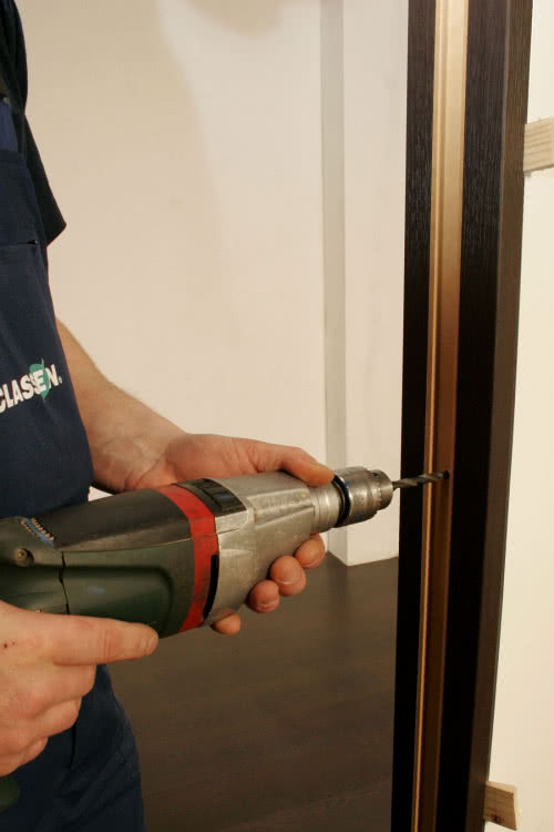 Ościeżnice z litego drewna mocuje się przeważnie za pomocą kołków rozporowych. 