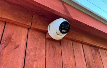 Inteligentny monitoring domu. Dlaczego kamera dual light z mikrofonem to dziś podstawa?
