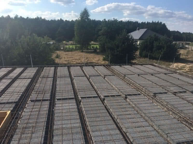 Strop gęstożebrowy z siatką zbrojenia. fot. Czamaninek Strop gęstożebrowy z siatką zbrojenia. fot. Czamaninek