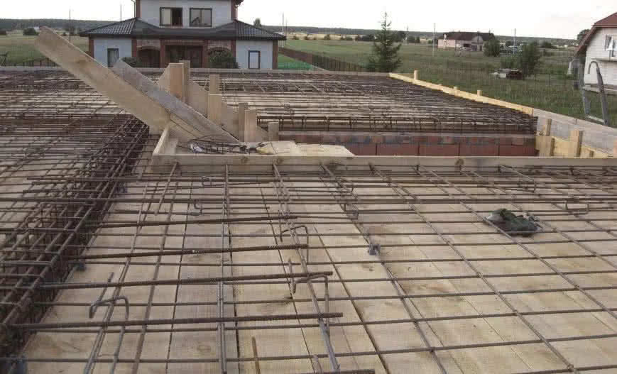 Zbrojenie płyty stropu monolitycznego z widocznym szalunkiem. fot. M. Szymanik dla budujemydom.pl Zbrojenie płyty stropu monolitycznego z widocznym szalunkiem. fot. M. Szymanik dla budujemydom.pl