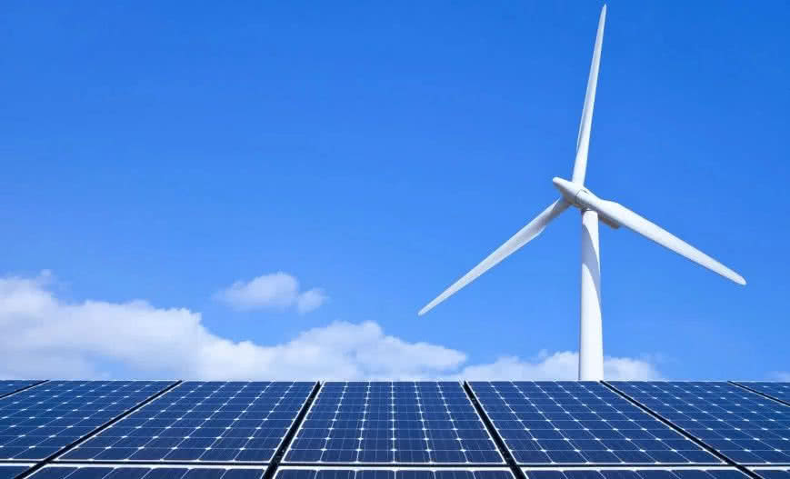 Połączenie instalacji PV i wiatraka może zapewnić w sprzyjających warunkach ciągłość w produkcji energii elektrycznej. fot. budownictwob2b.pl Połączenie instalacji PV i wiatraka może zapewnić w sprzyjających warunkach ciągłość w produkcji energii elektrycznej. fot. budownictwob2b.pl