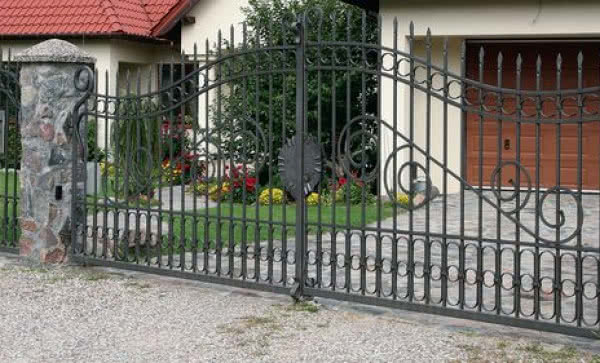 Tradycyjne materiały na ogrodzenie